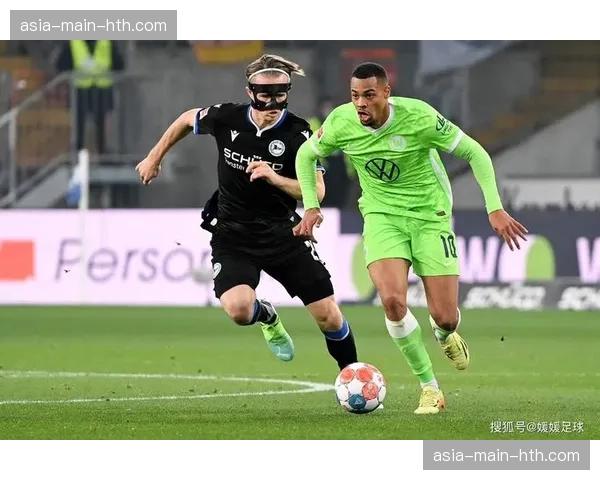 比赛中断:因球迷向场内投掷大量网球,斯图加特对阵沃尔夫斯堡比赛暂停10分钟 比赛中断:因球迷向场内投掷大量网球,斯图加特对阵沃尔夫斯堡比赛暂停10分钟