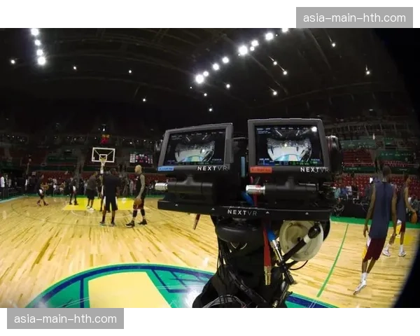 巴西圣保罗的NBA主题公园内，球迷通过VR设备体验置身场边观赛